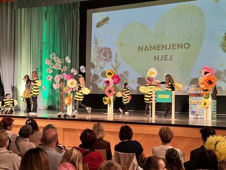 "NAMENJENO NJEJ" Gledališka skupina osnovnošolcev  Gledališče Rastišče